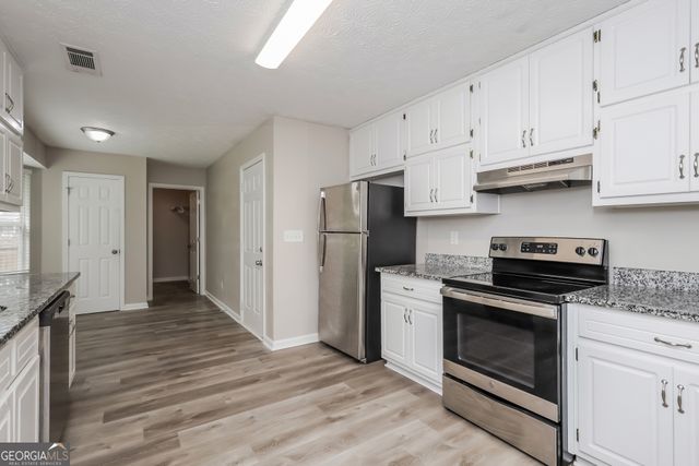 800 Pointe Trail, Locust Grove, GA 30248