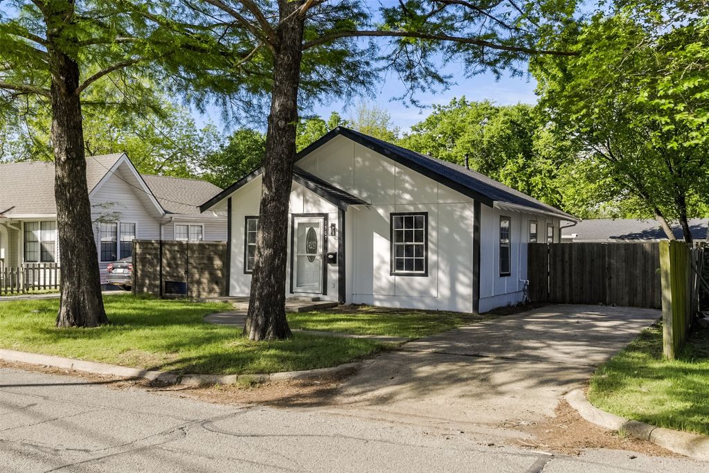 1507 N Preston Street, Ennis, TX 75119