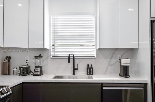 121 NW 53rd St, Miami, FL 33127