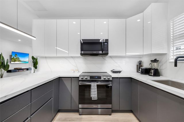 121 NW 53rd St, Miami, FL 33127