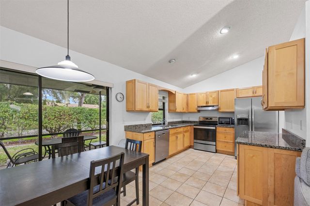 425 Shadow Wood Ln, Coral Springs, FL 33071