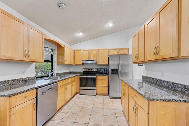 425 Shadow Wood Ln, Coral Springs, FL 33071