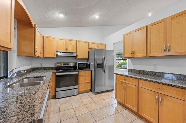 425 Shadow Wood Ln, Coral Springs, FL 33071