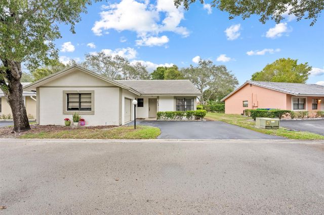 425 Shadow Wood Ln, Coral Springs, FL 33071