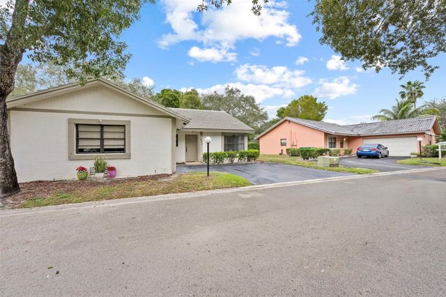 425 Shadow Wood Ln, Coral Springs, FL 33071