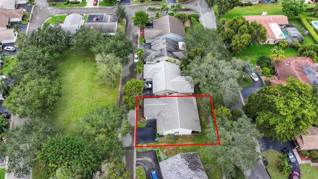 425 Shadow Wood Ln, Coral Springs, FL 33071