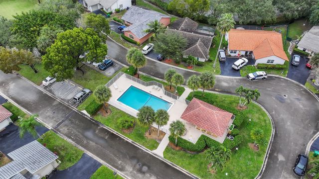 425 Shadow Wood Ln, Coral Springs, FL 33071