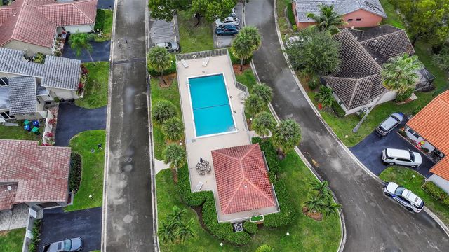 425 Shadow Wood Ln, Coral Springs, FL 33071
