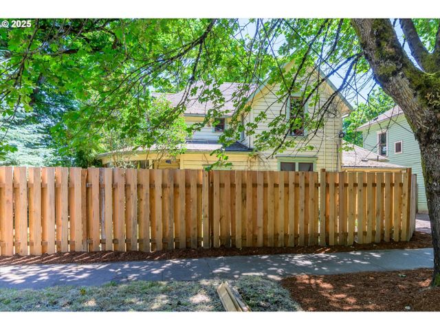 490 W 4TH Ave, Eugene, OR 97401