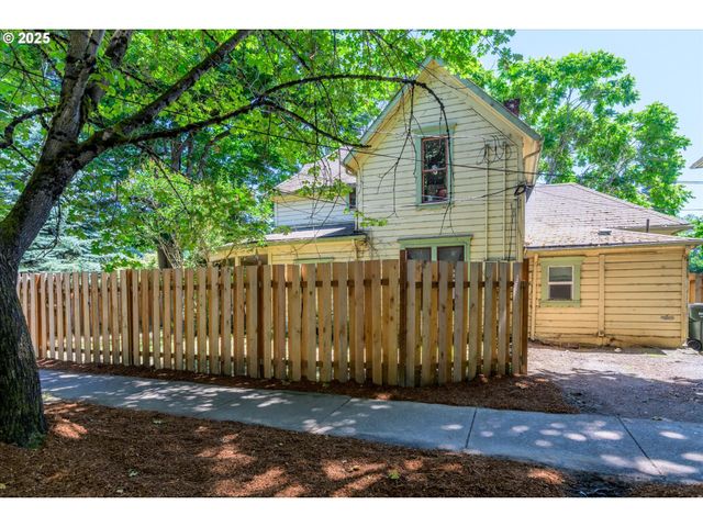 490 W 4TH Ave, Eugene, OR 97401