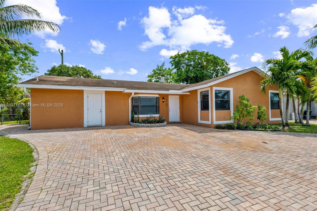 10108 S Windtree Ln S, Boca Raton, FL 33428