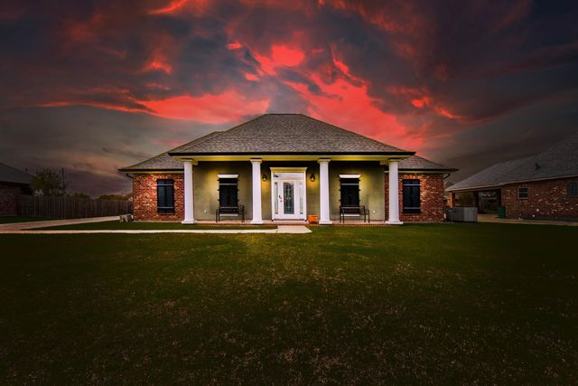 308 Meadow View Court, Thibodaux, LA 70301