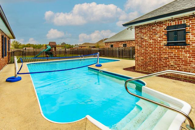 308 Meadow View Court, Thibodaux, LA 70301