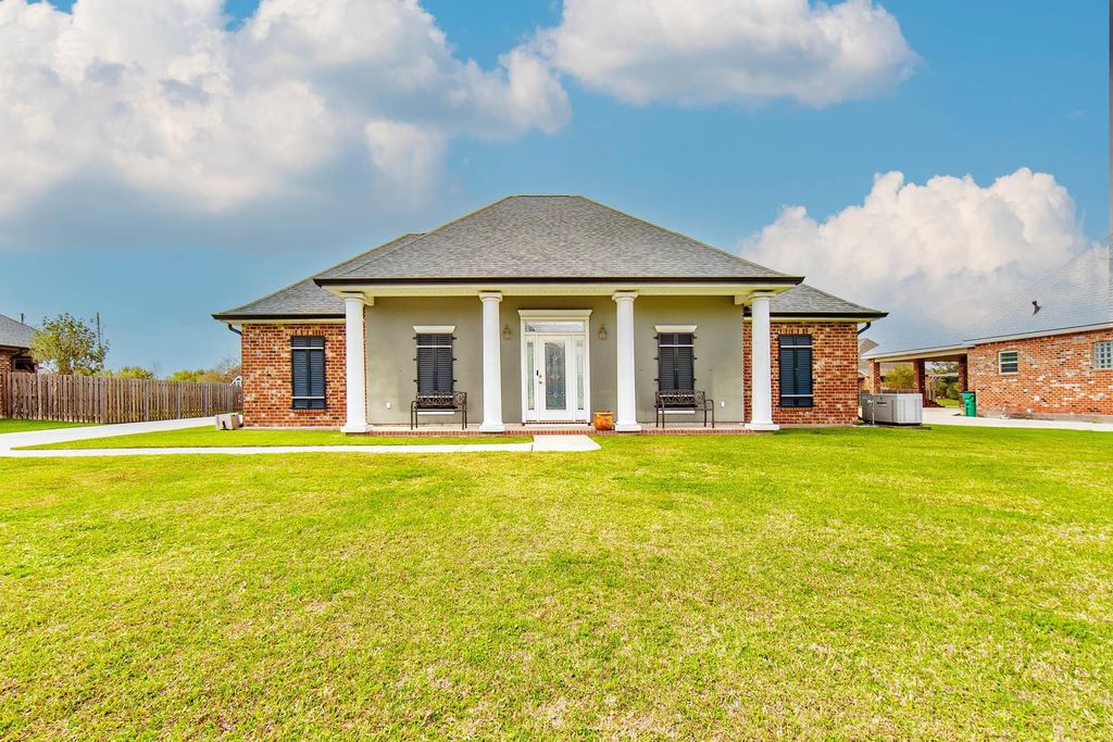 308 Meadow View Court, Thibodaux, LA 70301