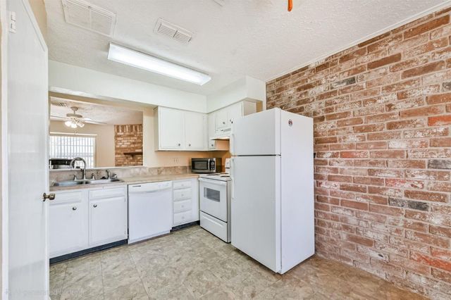 3914 Laura Leigh Drive, Friendswood, TX 77546