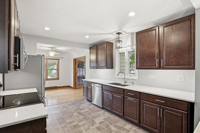821 S WEIMAR STREET, Appleton, WI 54915