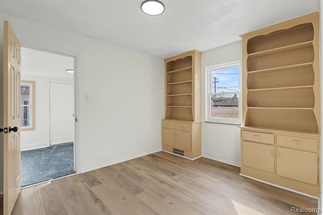 18428 Snowden Street, Detroit, MI 48235