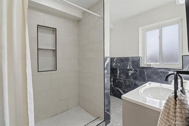 18428 Snowden Street, Detroit, MI 48235