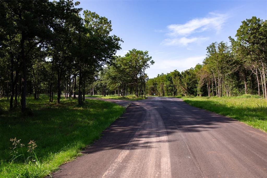 Image 11 of property listing at 9162 Creek View Road, Guthrie, OK 73044