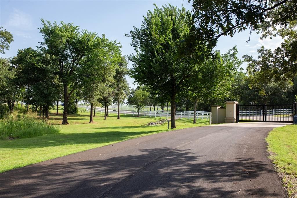 Image 3 of property listing at 9162 Creek View Road, Guthrie, OK 73044