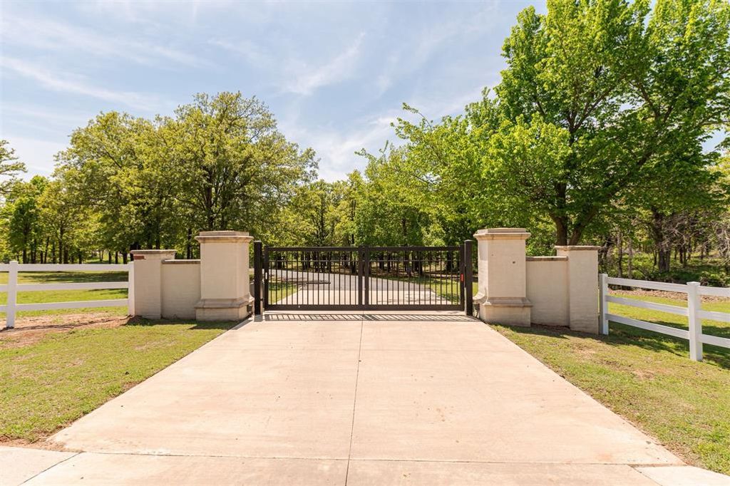 Image 4 of property listing at 9162 Creek View Road, Guthrie, OK 73044