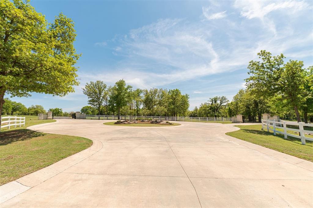 Image 6 of property listing at 9162 Creek View Road, Guthrie, OK 73044