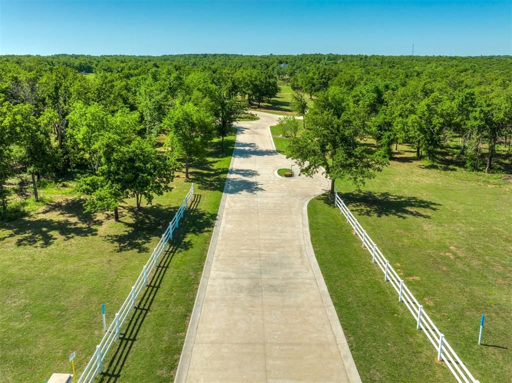Image 9 of property listing at 9162 Creek View Road, Guthrie, OK 73044