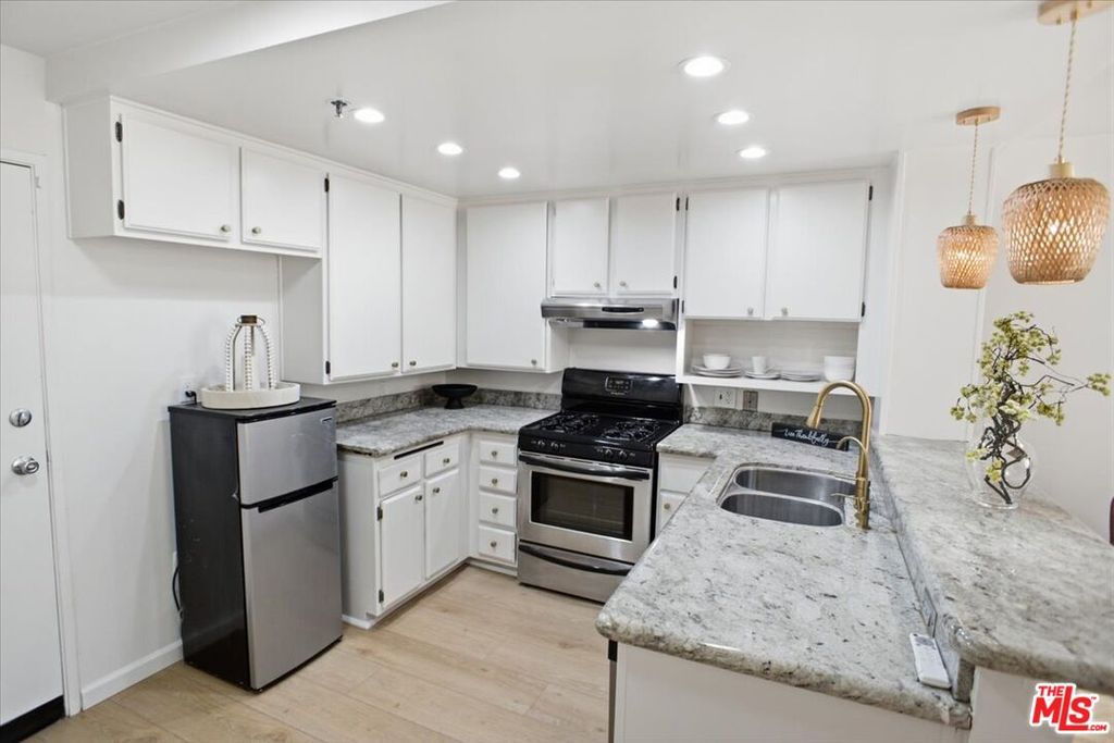 Image 1 of property listing at 5143 Bakman Ave, Unit 203, Los Angeles, CA 91601