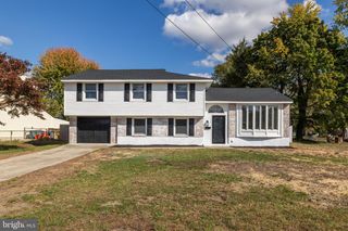 40 LONGWOOD DR, Stratford, NJ 08084