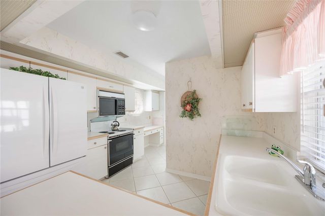 4076 LYNDHURST COURT, Sarasota, FL 34235