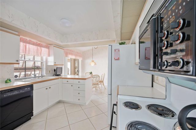 4076 LYNDHURST COURT, Sarasota, FL 34235