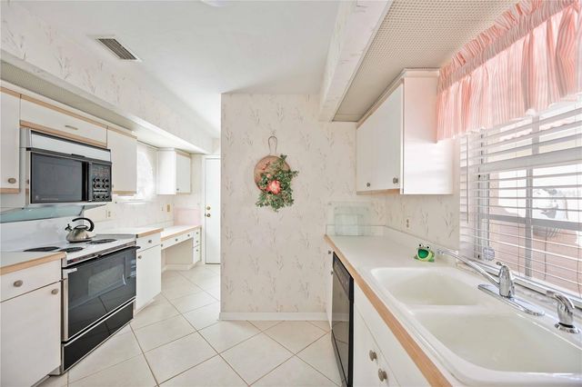 4076 LYNDHURST COURT, Sarasota, FL 34235