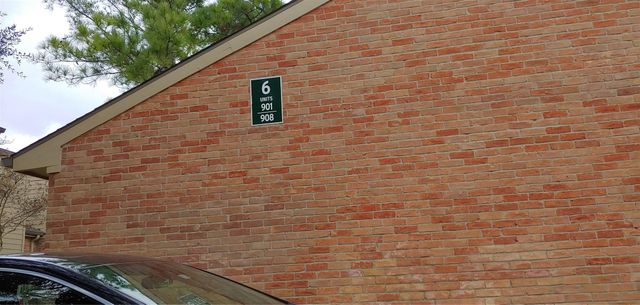 902 Memorial Village Drive, Houston, TX 77024