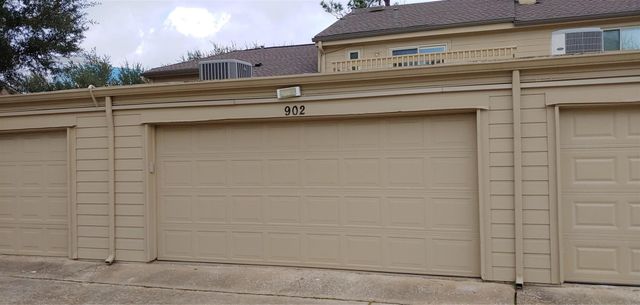 902 Memorial Village Drive, Houston, TX 77024