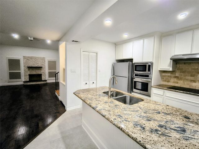 902 Memorial Village Drive, Houston, TX 77024