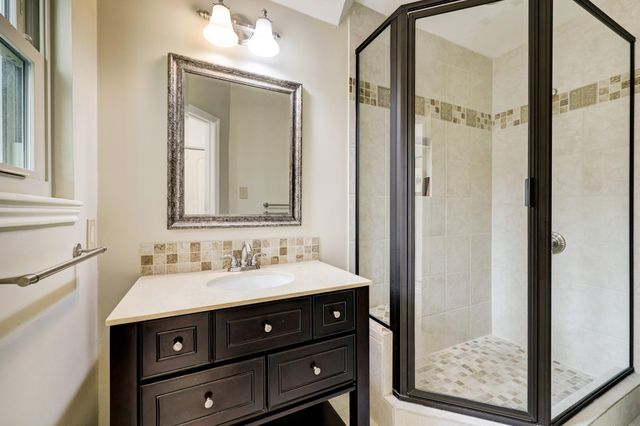 902 Memorial Village Drive, Houston, TX 77024