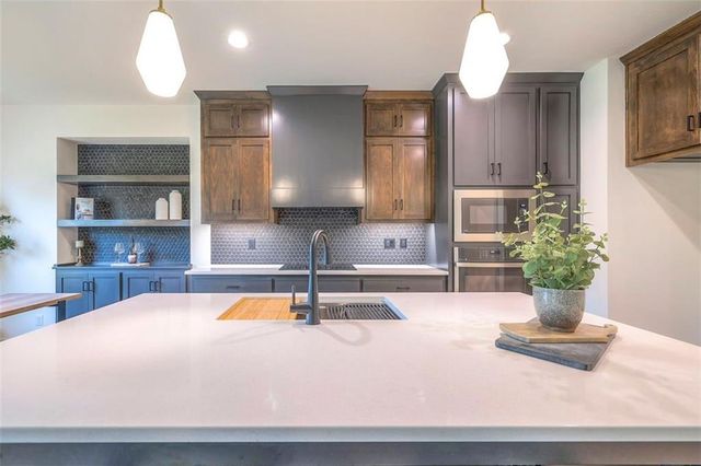 16567 S Stagecoach Street, Olathe, KS 66062