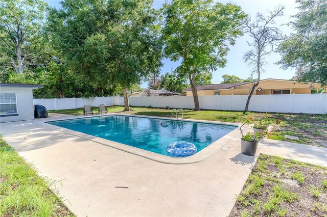 648 N LAKE AVENUE, Apopka, FL 32712