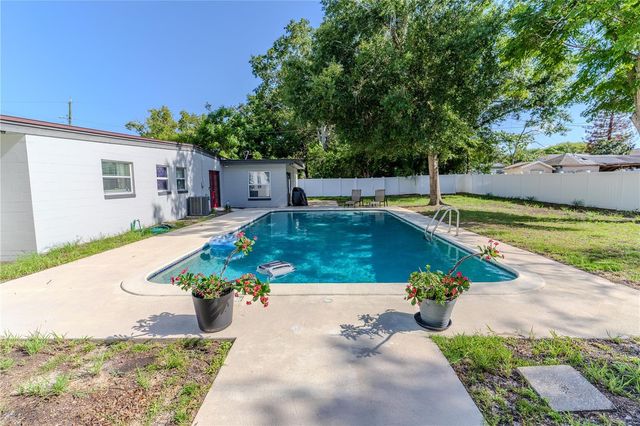 648 N LAKE AVENUE, Apopka, FL 32712