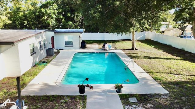 648 N LAKE AVENUE, Apopka, FL 32712