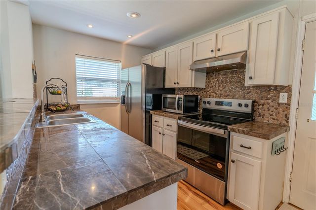 648 N LAKE AVENUE, Apopka, FL 32712