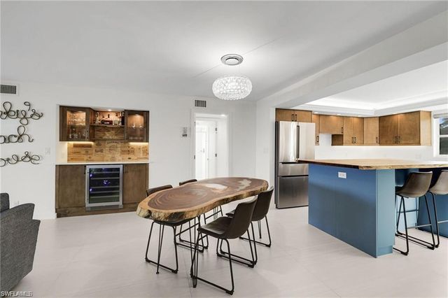 9486 Gulf Shore DR A101, Naples, FL 34108