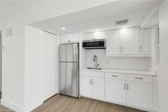 9486 Gulf Shore DR A101, Naples, FL 34108