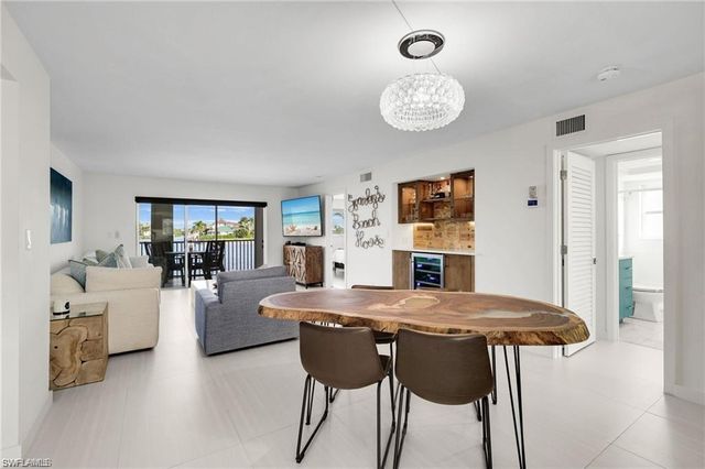 9486 Gulf Shore DR A101, Naples, FL 34108