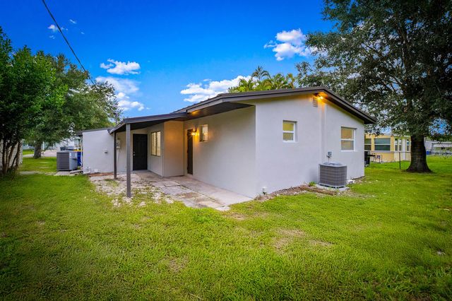 2904 SE Bamboo Street, Stuart, FL 34997