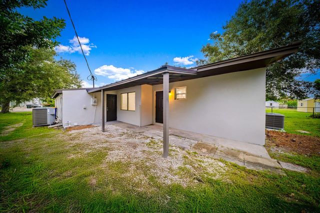2904 SE Bamboo Street, Stuart, FL 34997