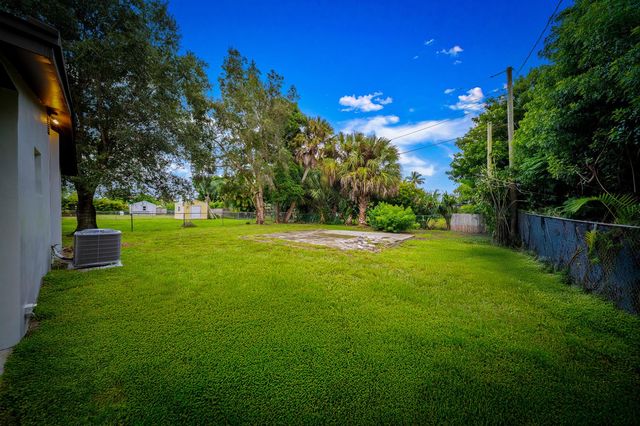 2904 SE Bamboo Street, Stuart, FL 34997
