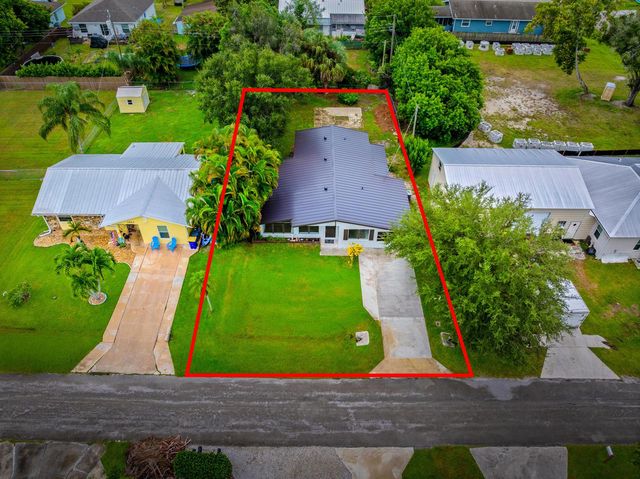 2904 SE Bamboo Street, Stuart, FL 34997