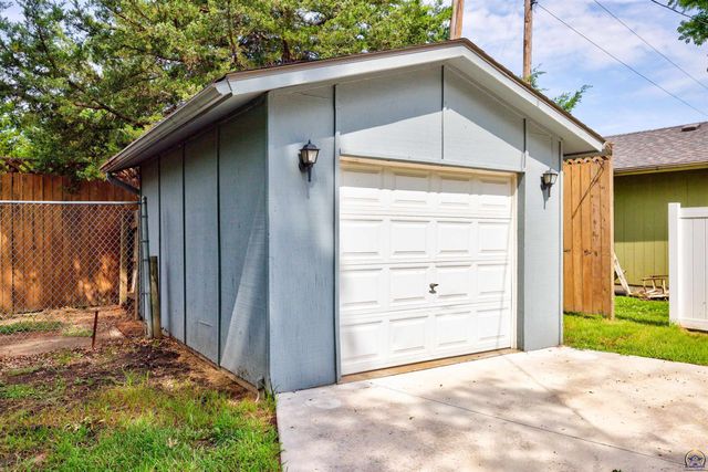 3631 NW 44th Ter, Topeka, KS 66618