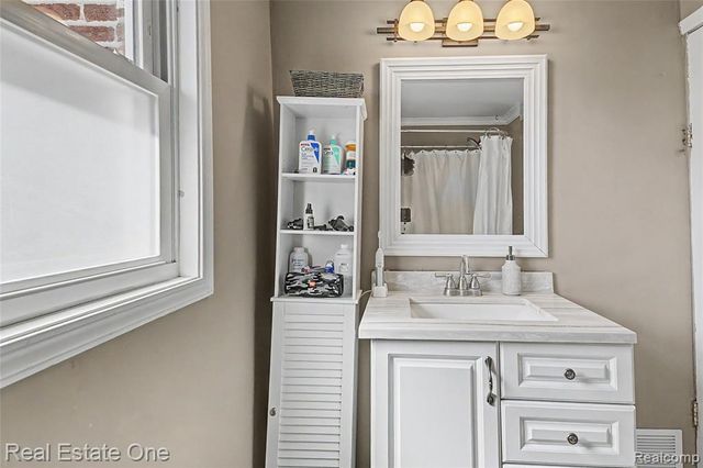 27901 Long Street, Livonia, MI 48152